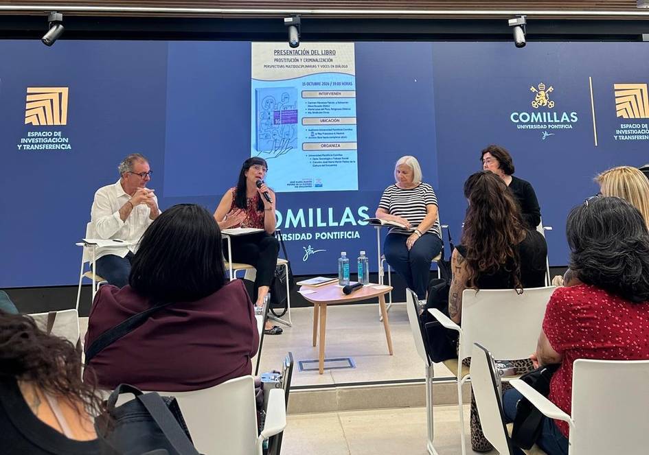 Un grupo de personas discute durante la presentación de un libro en un evento en la Universidad Pontificia Comillas.