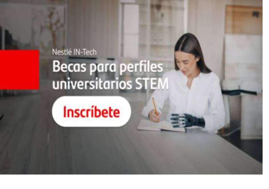 Una mujer que usa una mano prostética está escribiendo en un cuaderno en un ambiente moderno y luminoso.