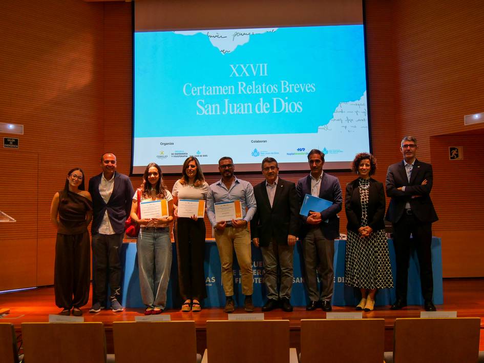 Un grupo de personas está posando durante la entrega de premios del Certamen de Relatos Breves San Juan de Dios.