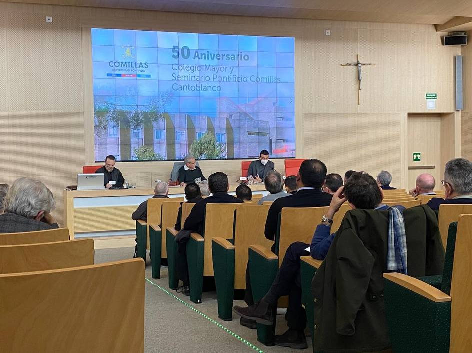 Una audiencia asiste a un evento conmemorativo en un auditorio.