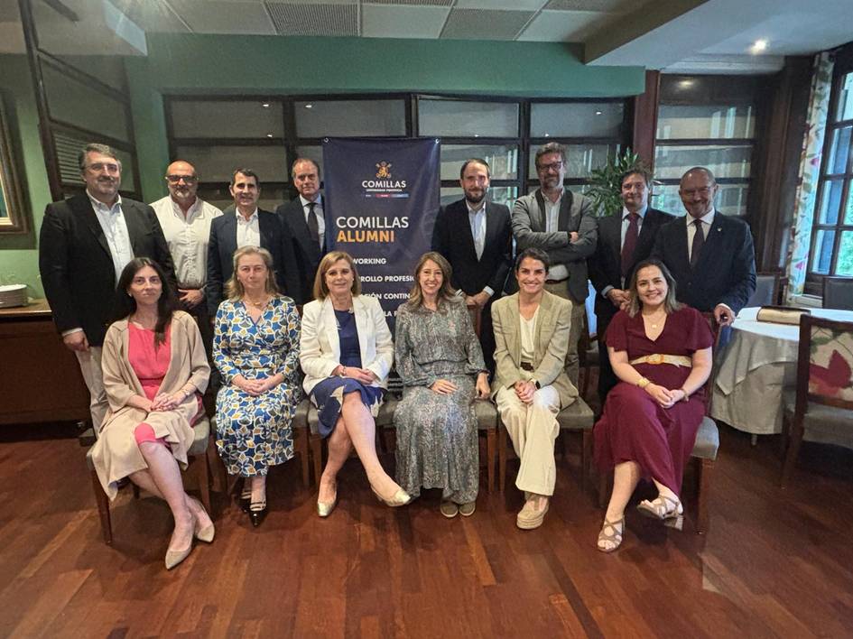 Un grupo de personas posan para una foto en un evento de alumni de Comillas.