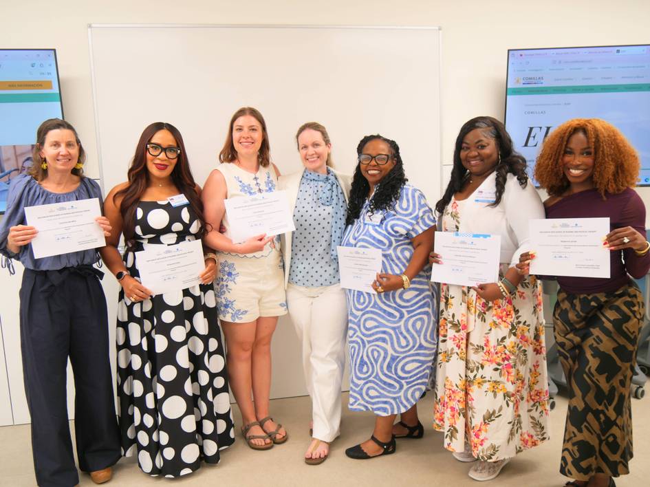 Un grupo de mujeres sostiene certificados en un evento de entrega de premios.