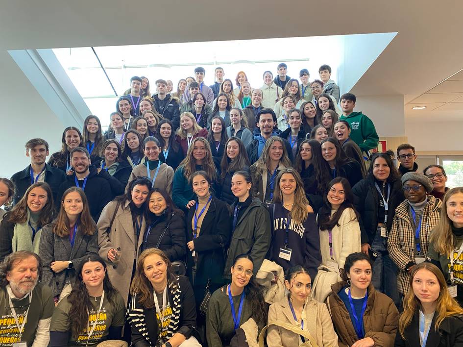 Grupo de personas posando en unas escaleras