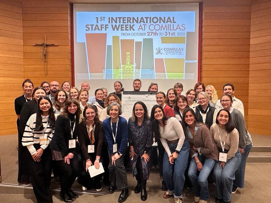 Un grupo de personas sonrientes se reúne durante la 1ª Semana Internacional del Personal en Comillas.