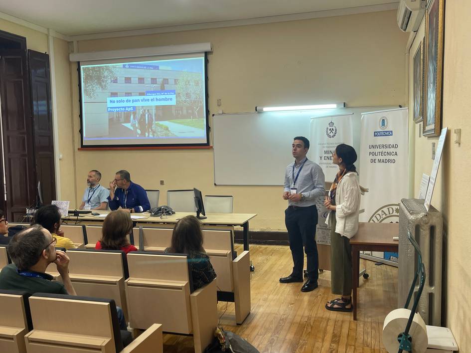 Alumnos de la EUEF en la presentación