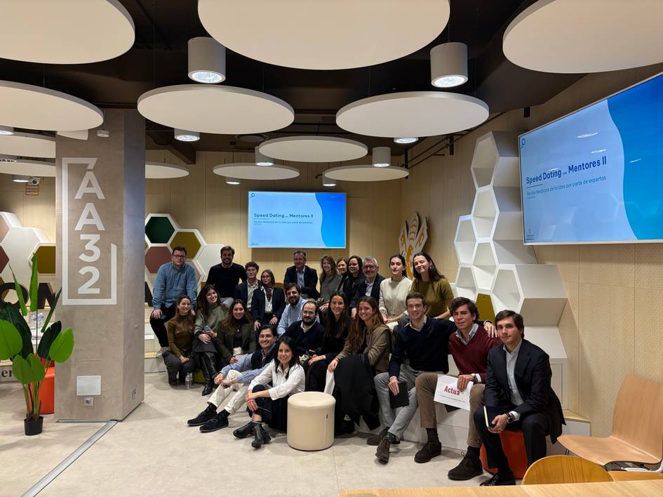 Un grupo de personas posan en un espacio de trabajo moderno y bien iluminado.