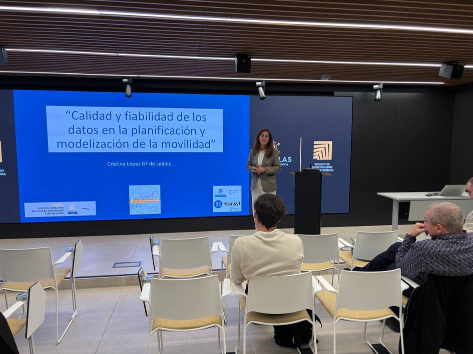 Una mujer presenta un tema sobre la calidad de los datos en la planificación de la movilidad en una conferencia.