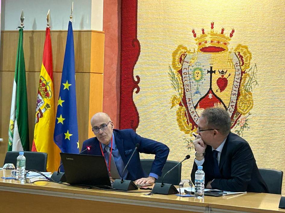 Javier Ibáñez (left) during his speech after the presentation of the European Lawyer's Union medal.