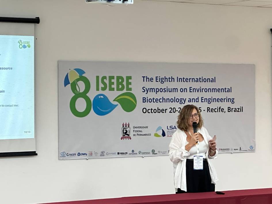 Una mujer presenta en un simposio sobre biotecnología ambiental en Recife, Brasil.