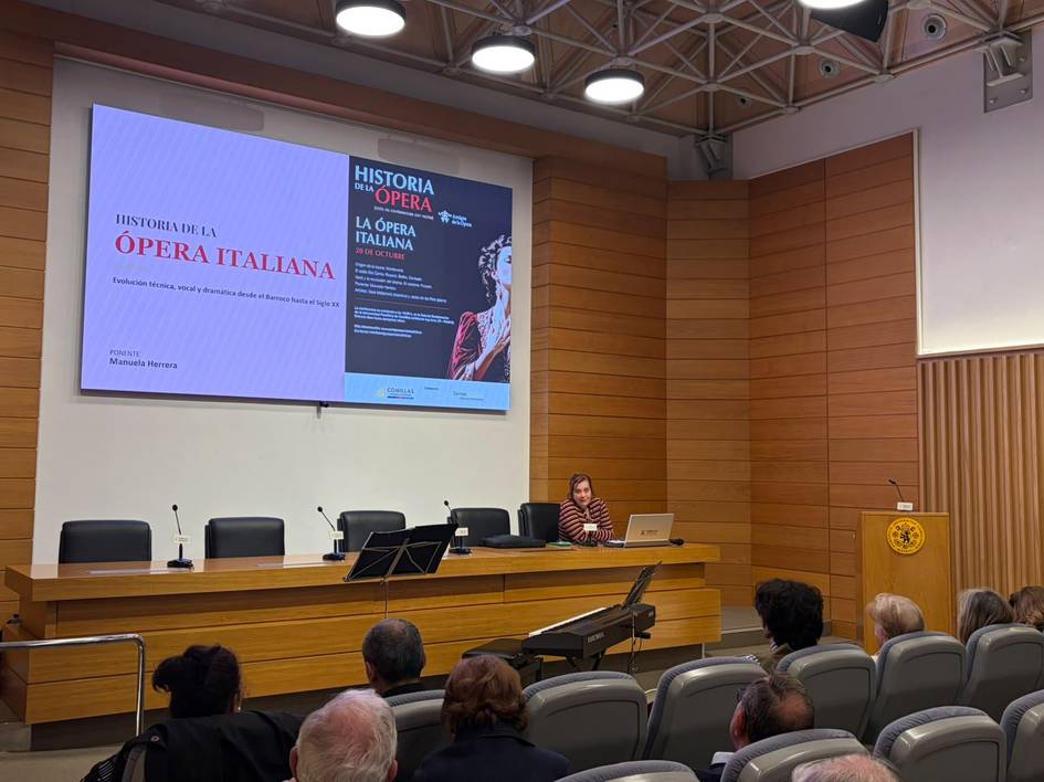 Una presentación sobre la historia de la ópera italiana en un auditorio con espectadores.