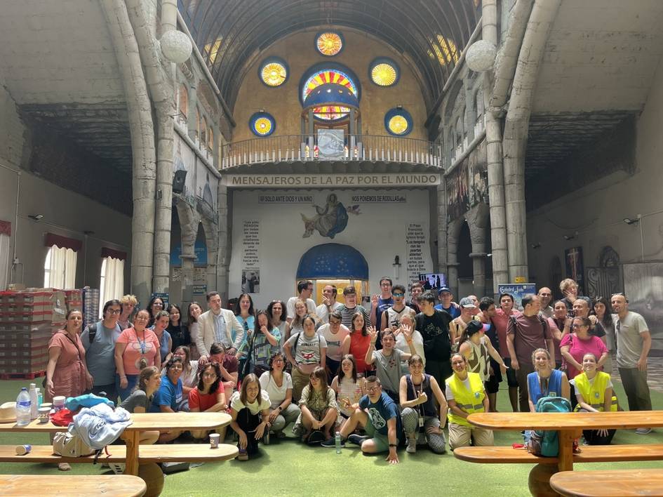 Grupo de personas posando en un lugar amplio con arquitectura notable.