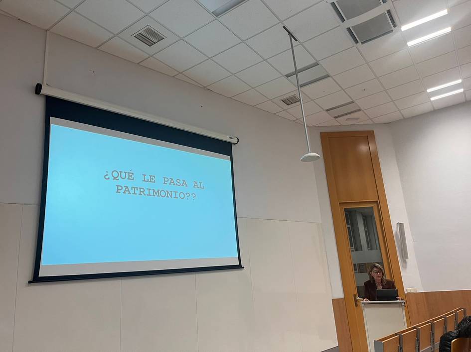 Una presentación sobre el patrimonio en una sala con pantalla.