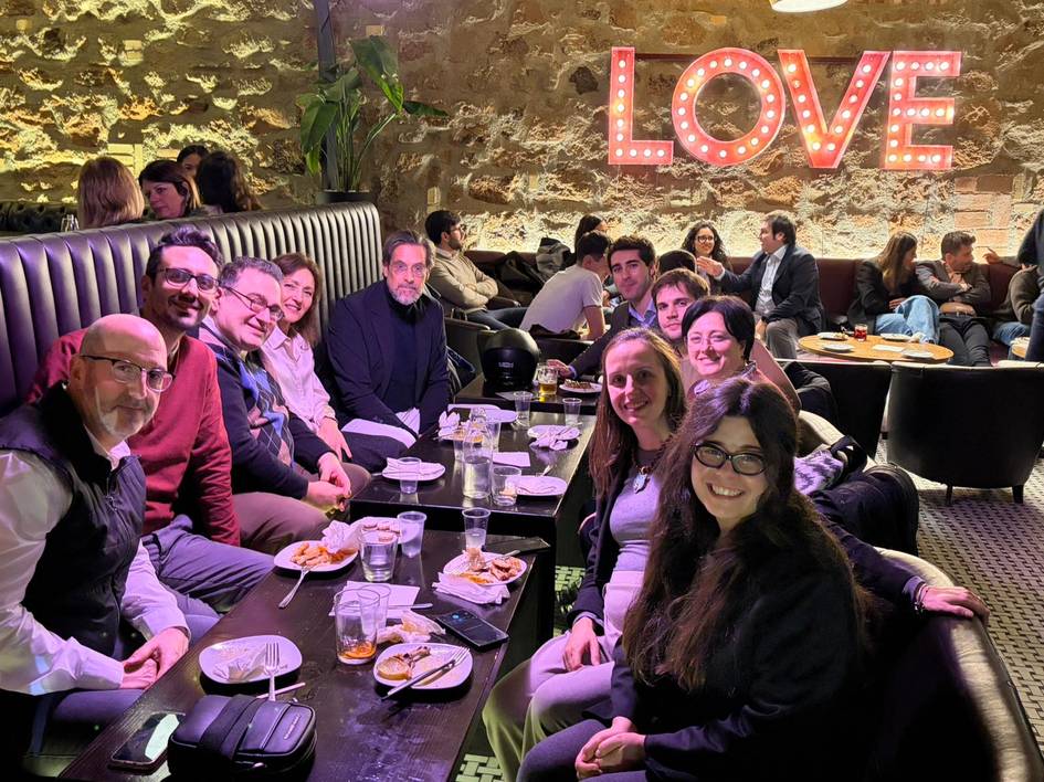 Un grupo de amigos se reúne para compartir una comida en un restaurante con decoración íntima.