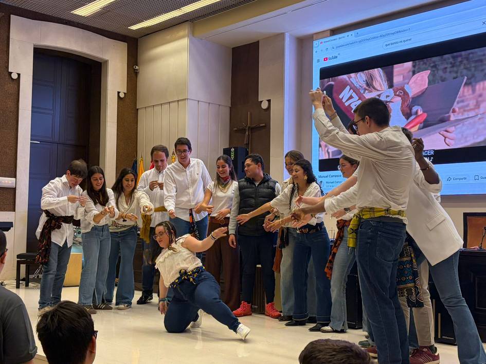 Grupo de personas en una presentación o actuación en un escenario.