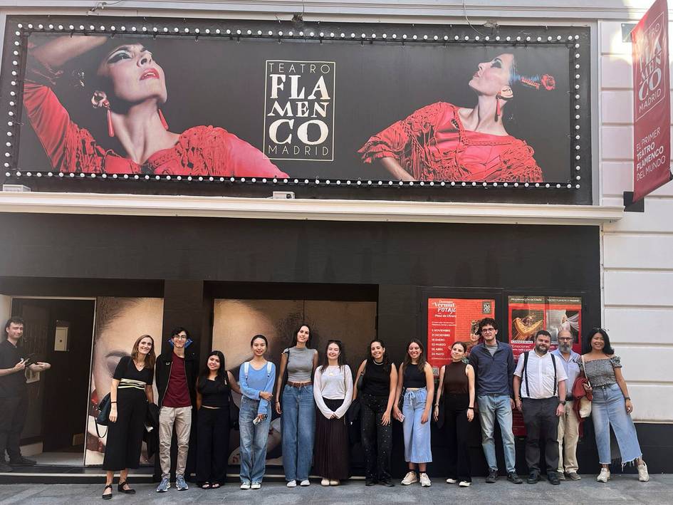 Un grupo de personas se encuentra posando frente a un teatro de flamenco en Madrid.