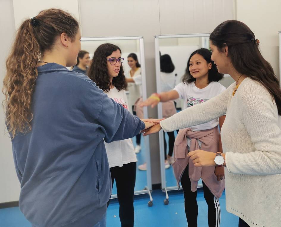 Alumnas de EDUCADEMOS y alumnas de ENLACE en una actividad conjunta