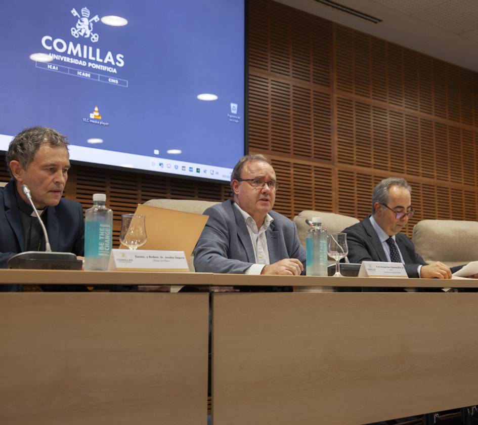 Joseba Segura Etxezarraga, obispo de Bilbao, el rector de Comillas, Enrique Sanz, SJ, y el decano de Teología, Francisco Ramírez, SJ