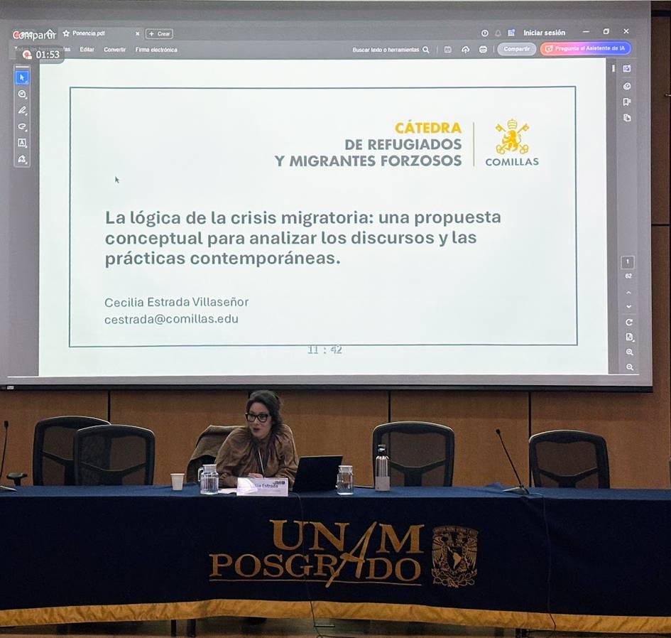 Una conferencia sobre la crisis migratoria con una presentación en pantalla.