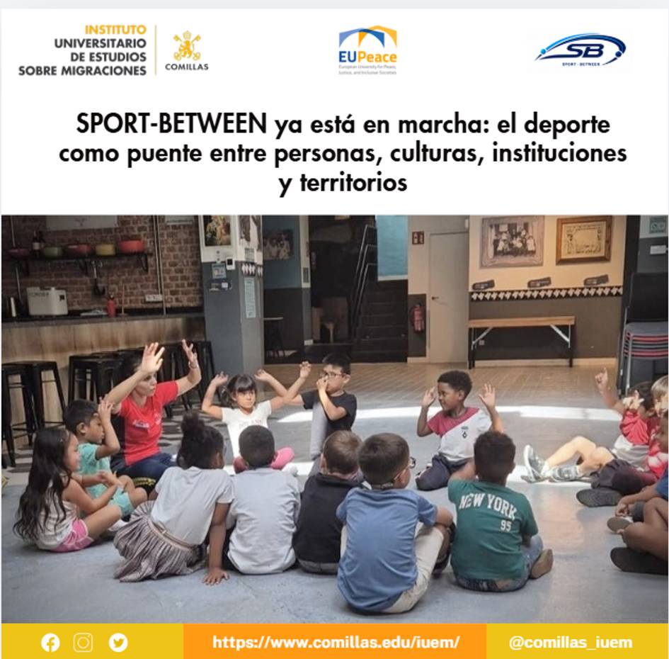 Un grupo de niños participan en una actividad grupal en un entorno educativo, levantando las manos y mostrando entusiasmo.
