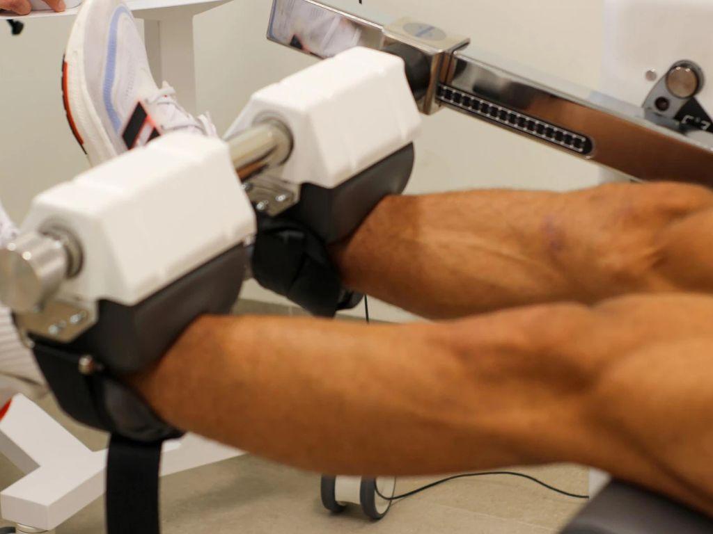 Una persona realizando ejercicio en una máquina de entrenamiento de piernas.