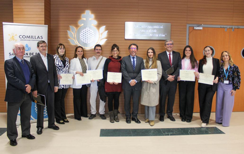 Un grupo de personas posando en un evento de entrega de certificados en una institución educativa.