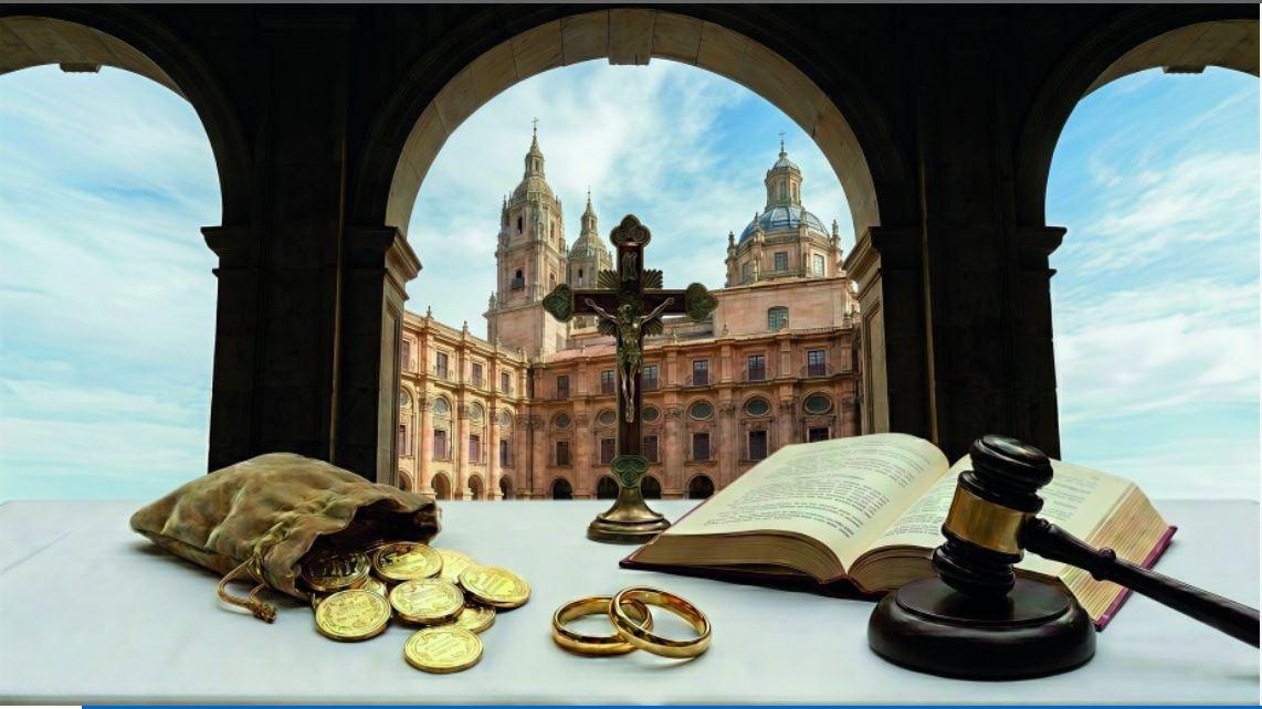 La imagen muestra una vista arquitectónica con una cruz, monedas, un libro y un martillo, evocando temas de justicia y riqueza en un ambiente histórico.