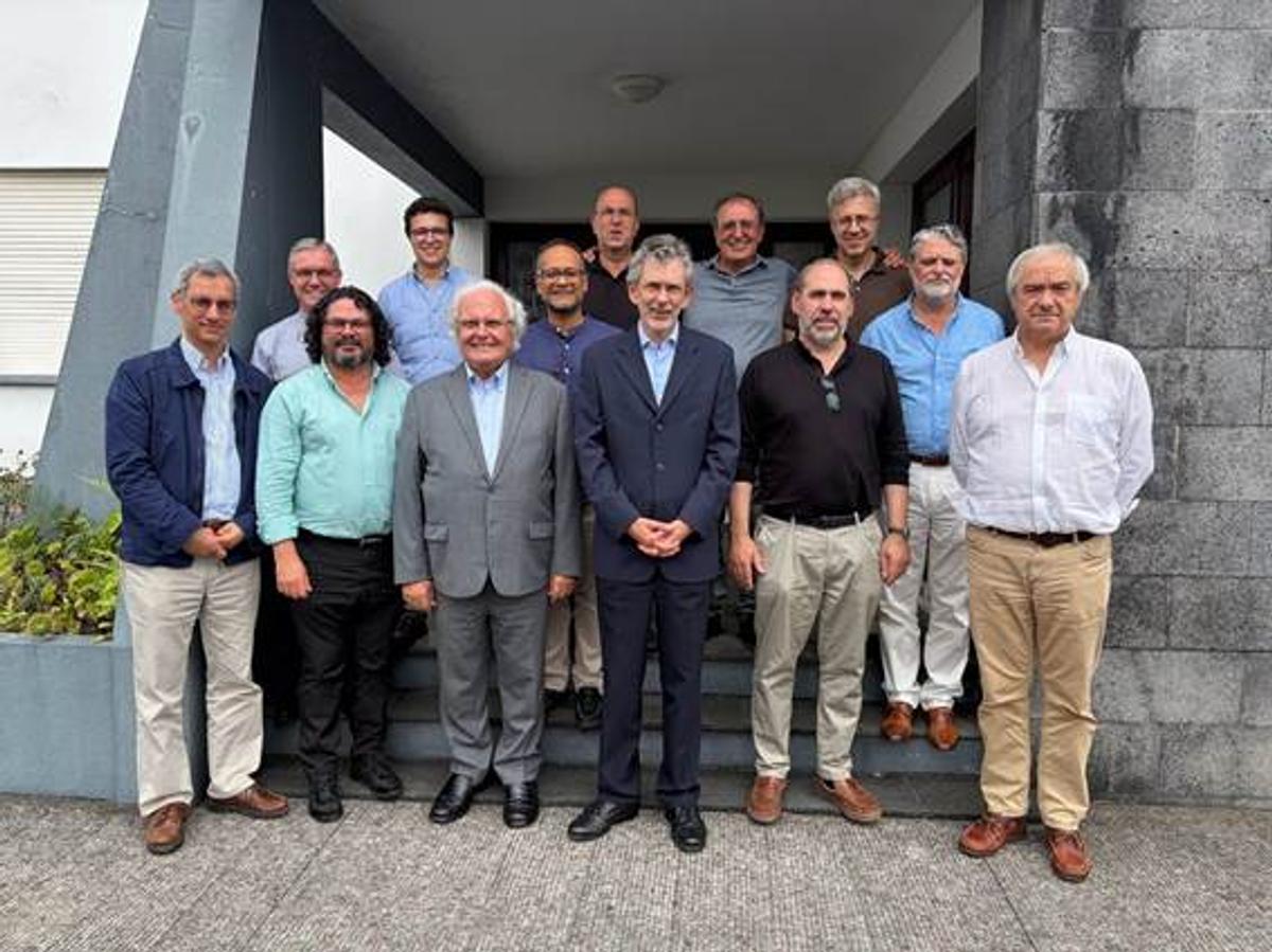 Grupo de personas posando juntos frente a un edificio.
