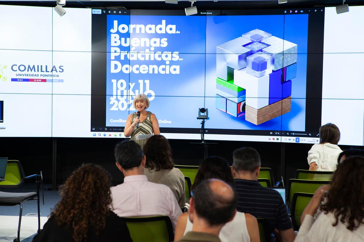 Imagen de una jornada académica en la que una mujer habla frente a un público en un auditorio moderno.