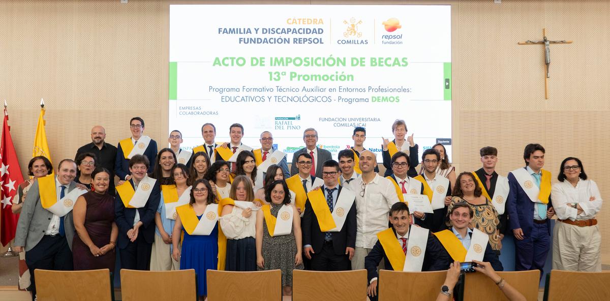 Un grupo de graduados posan en un acto de imposición de becas con sus certificados en un ambiente de celebración.