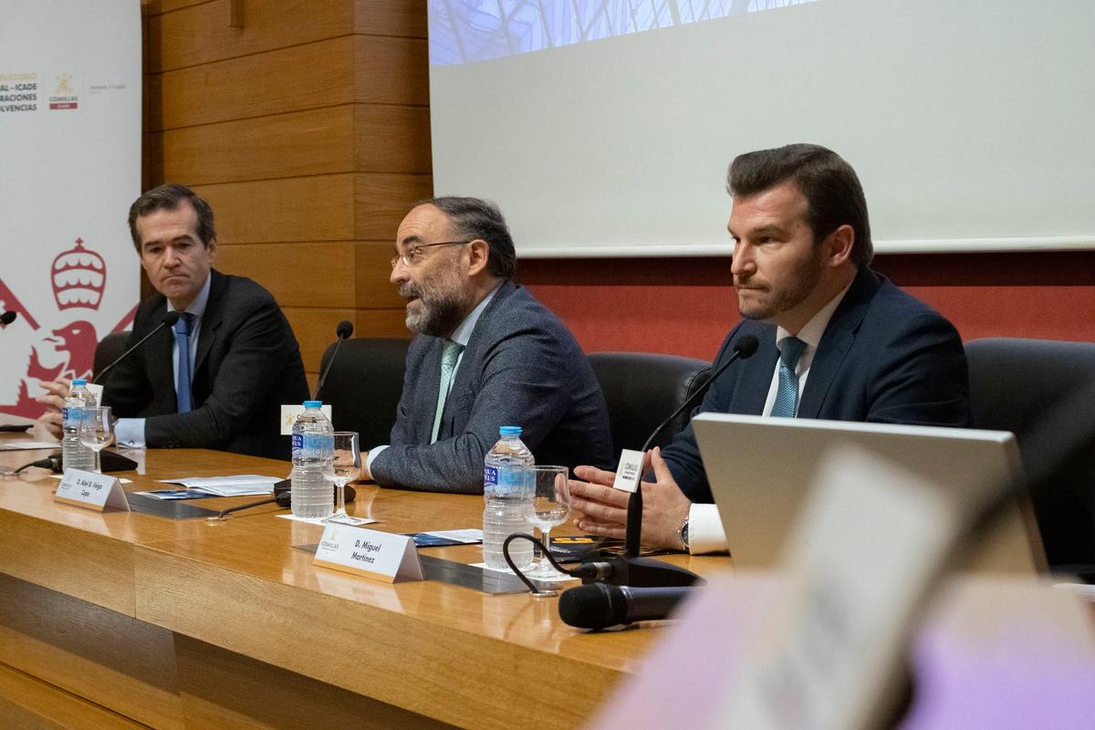 Una conferencia en la que tres ponentes participan en una mesa redonda.