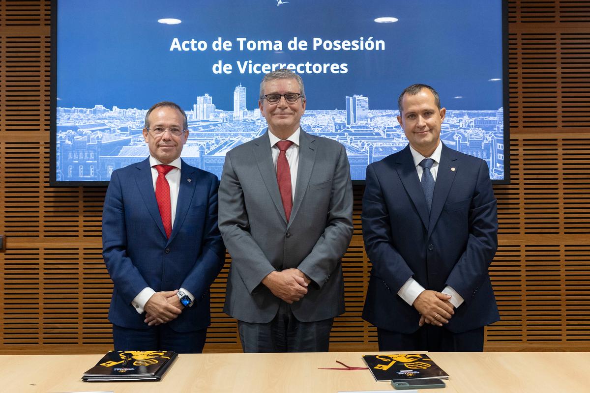 Tres personas posan en un acto oficial de toma de posesión de vicerrectores.