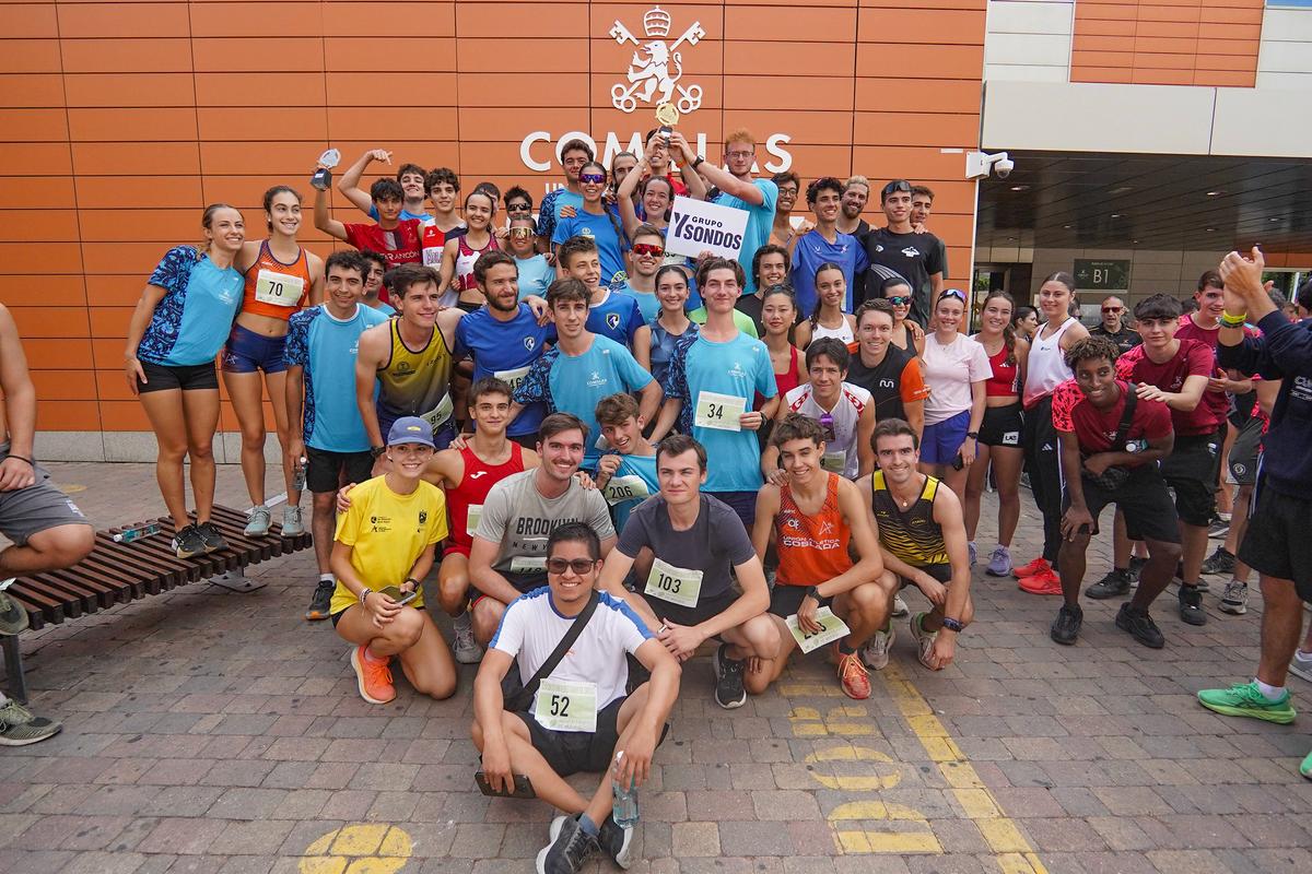 Un grupo de personas posando juntas después de un evento deportivo al aire libre.