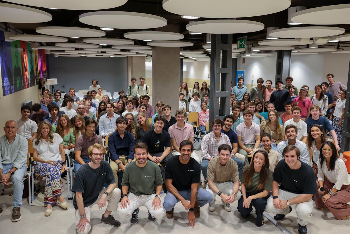Un grupo grande de personas posando juntas en un espacio moderno y luminoso.