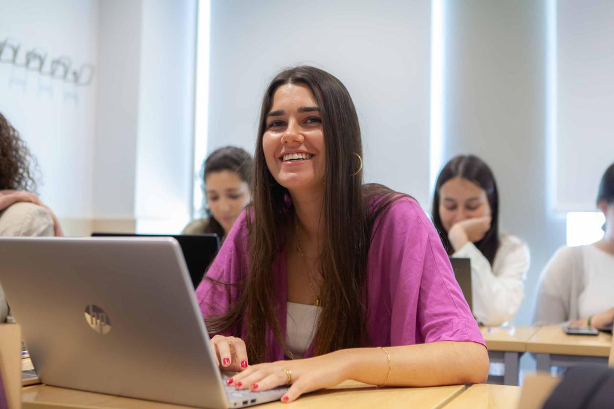 chica en clase educacion primaria 