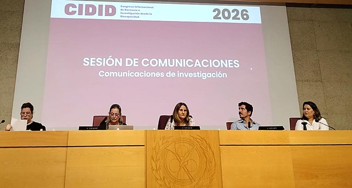 La imagen muestra a un grupo de presentadores en un evento académico con una pantalla detrás que indica el tema de la sesión.