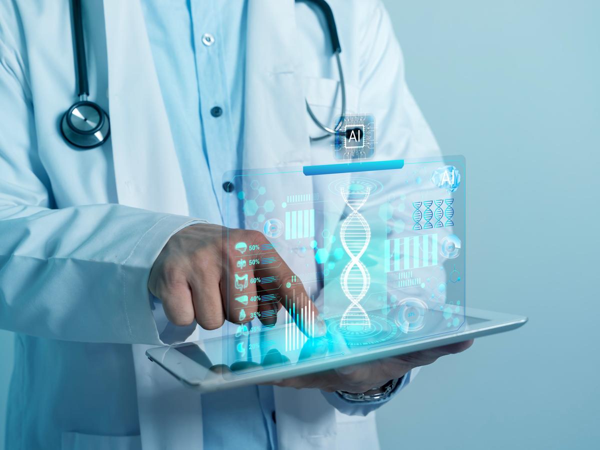 Un médico interactúa con una tabla digital que muestra información sobre inteligencia artificial y datos médicos.