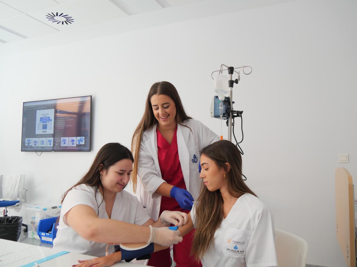 Tres profesionales e la salud trabajan en un entorno clínico mientras una de ellas realiza un procedimiento en otra persona.