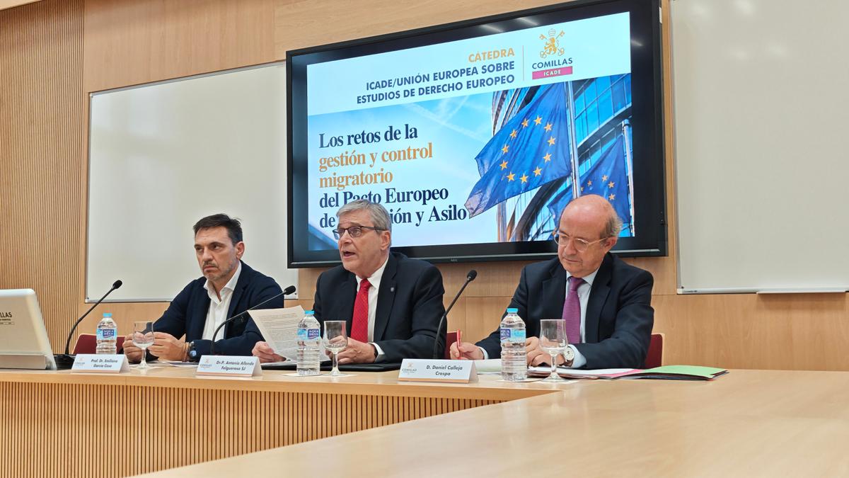 Tres ponentes discuten sobre los retos de la gestión y control migratorio en un evento académico.