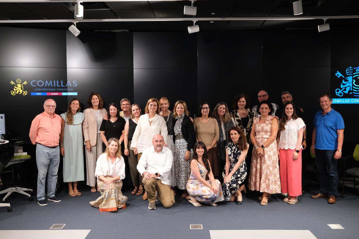 En la imagen se puede ver un grupo de personas posando juntas en un entorno moderno.