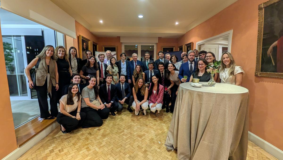 Grupo de personas posando juntas en un ambiente elegante y acogedor.
