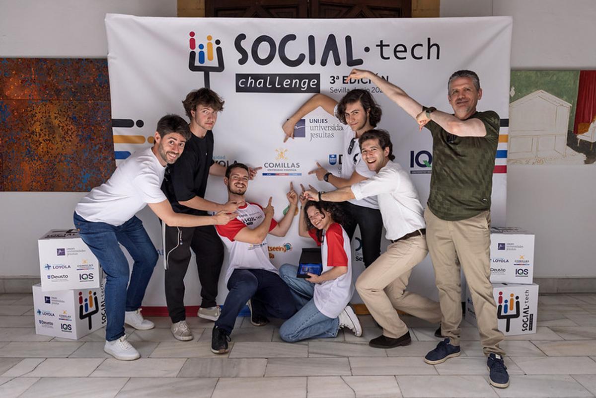 Un grupo de jóvenes con camisetas blancas y rojas celebra en un evento titulado 'SOCIAL-tech Challenge'.