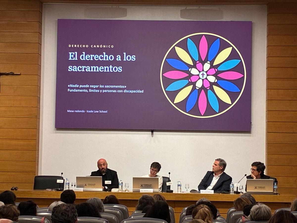 Una conferencia sobre el derecho a los sacramentos con panelistas y una presentación visual de fondo.