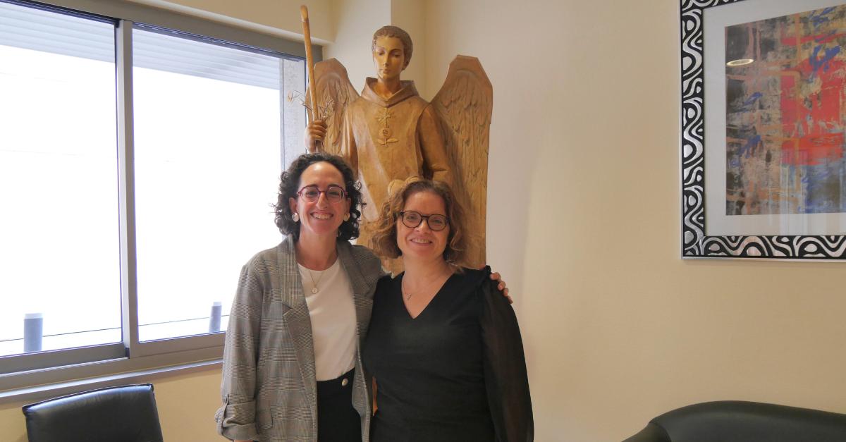 Isabel Baeza y Valerie Jeansen en el campus de Paseo de la Habana