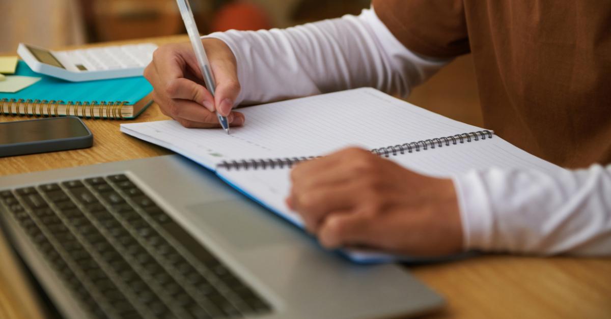 Estudiante de Enfermería escribiendo en un cuaderno