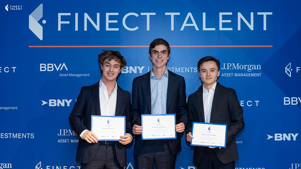 Tres jóvenes sostienen certificados en un evento de premiación de talento en finanzas.