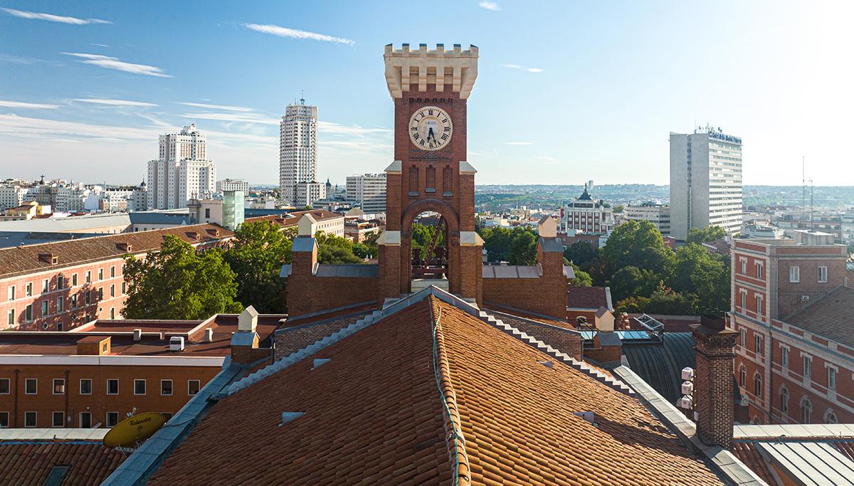 Vista panorámica de la ciudad con un reloj en el edificio destacado.