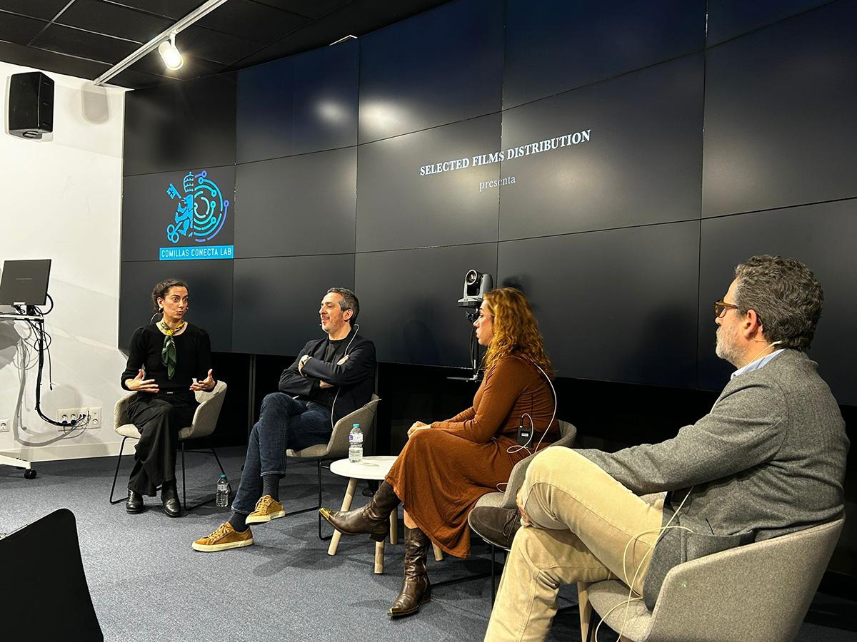 Una charla sobre distribución de películas con cuatro panelistas sentados en sillas.