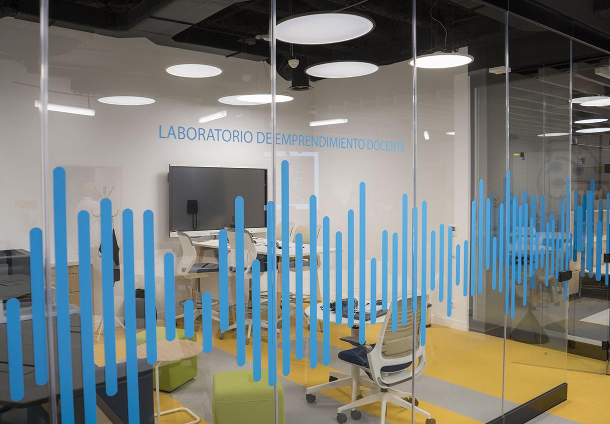 Una imagen de un laboratorio moderno con un diseño minimalista y elementos de emprendimiento.