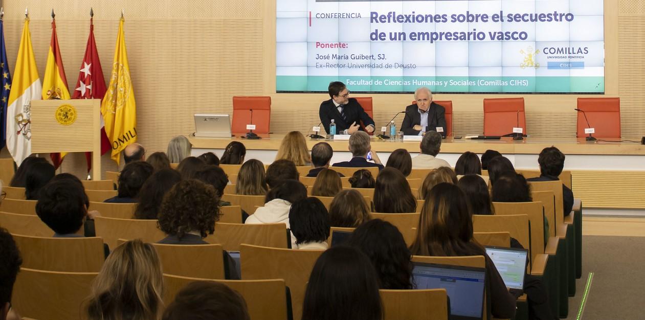 Una conferencia sobre el secuestro de un empresario vasco en un auditorio con varios asistentes y dos ponentes.