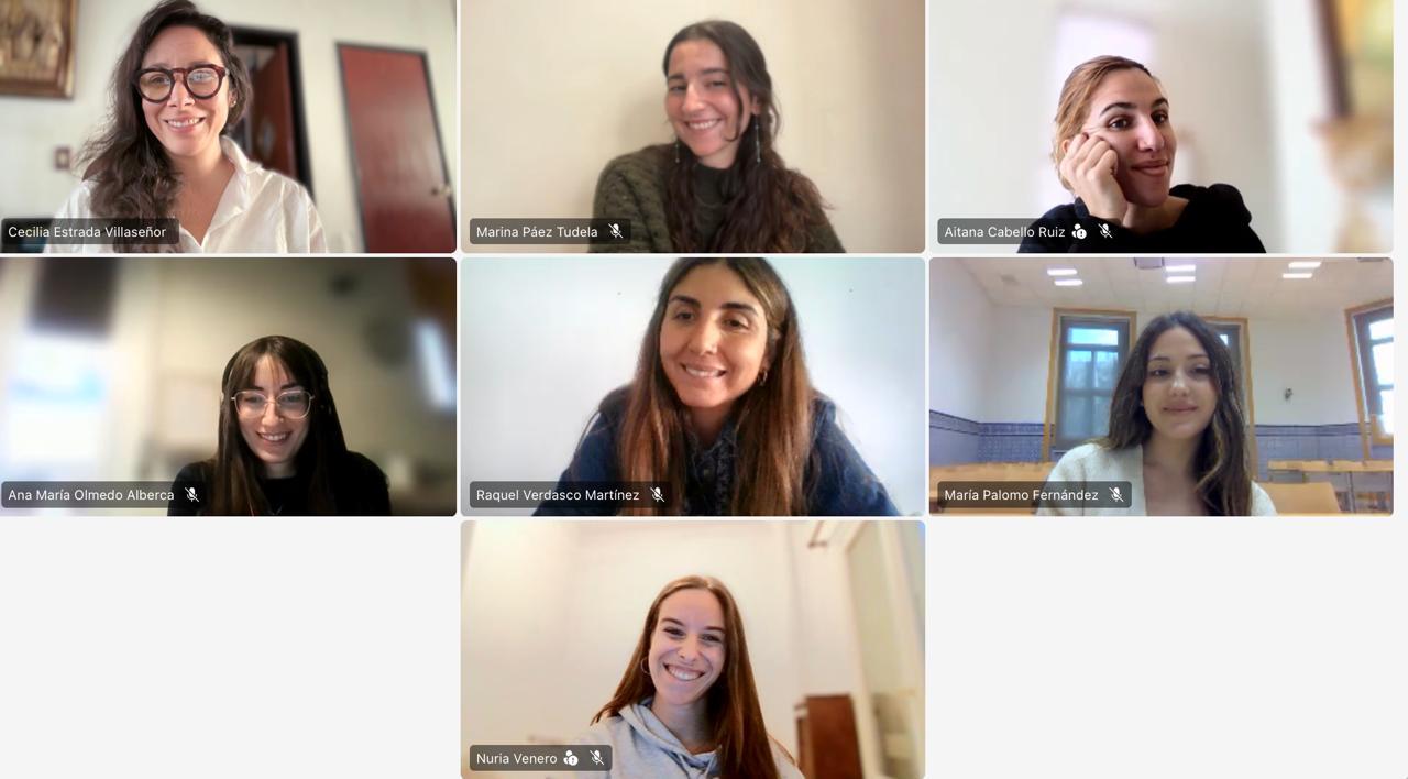 Un grupo de mujeres sonríen y se presentan en una videoconferencia.